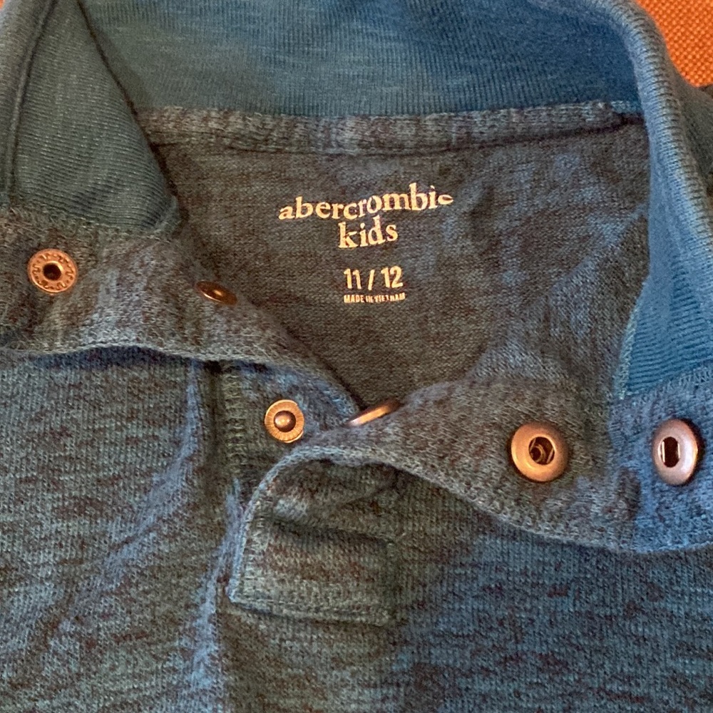 Like New / Worn Once Abercrombie Kids Boys Green Three-Snap Sweater 11/12 - Picture 3 of 3